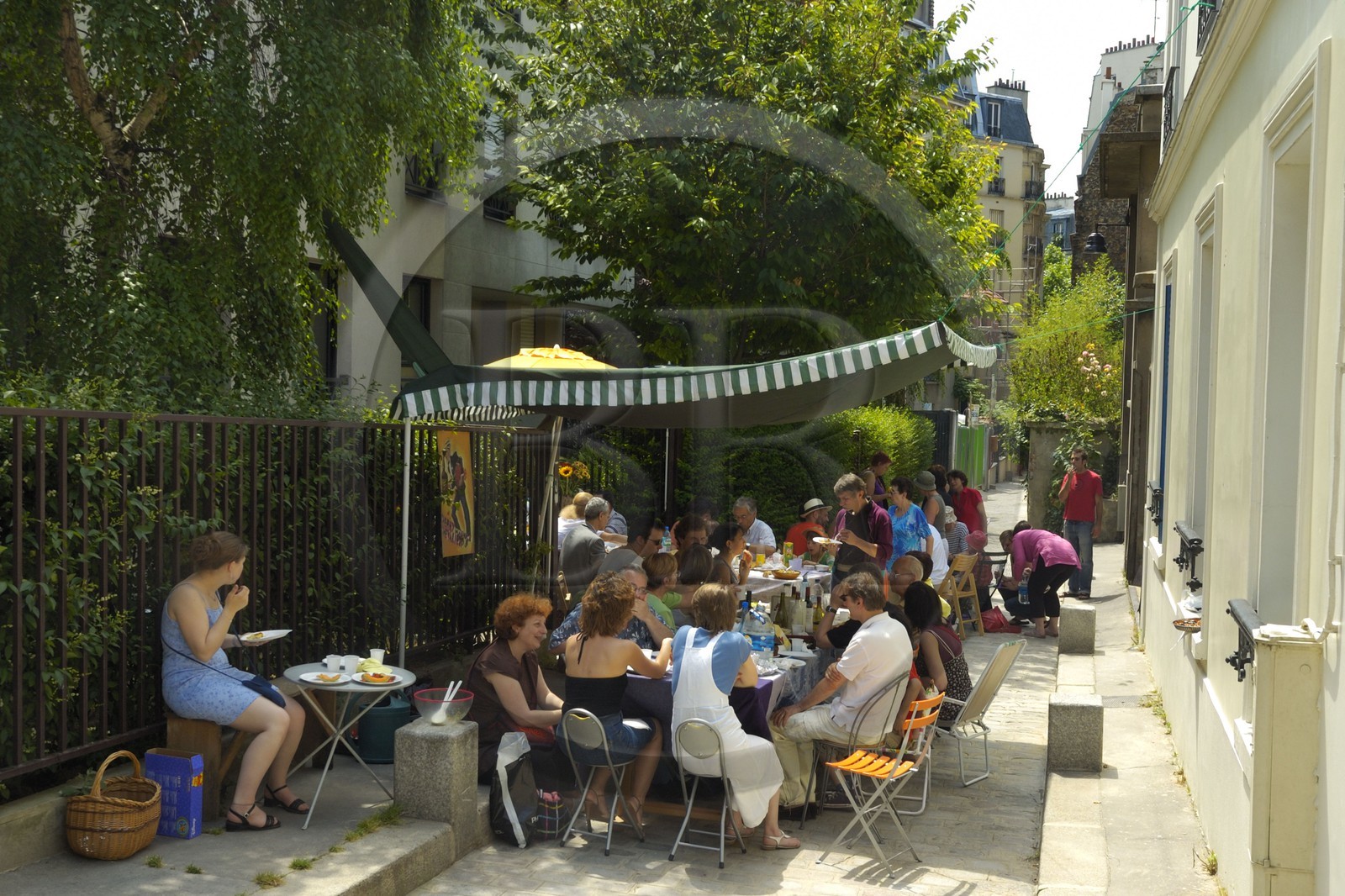 France, Paris (75), quartier de Ménilmontant, Fête des voisins - Immeubles en fête au Passage des Soupirs