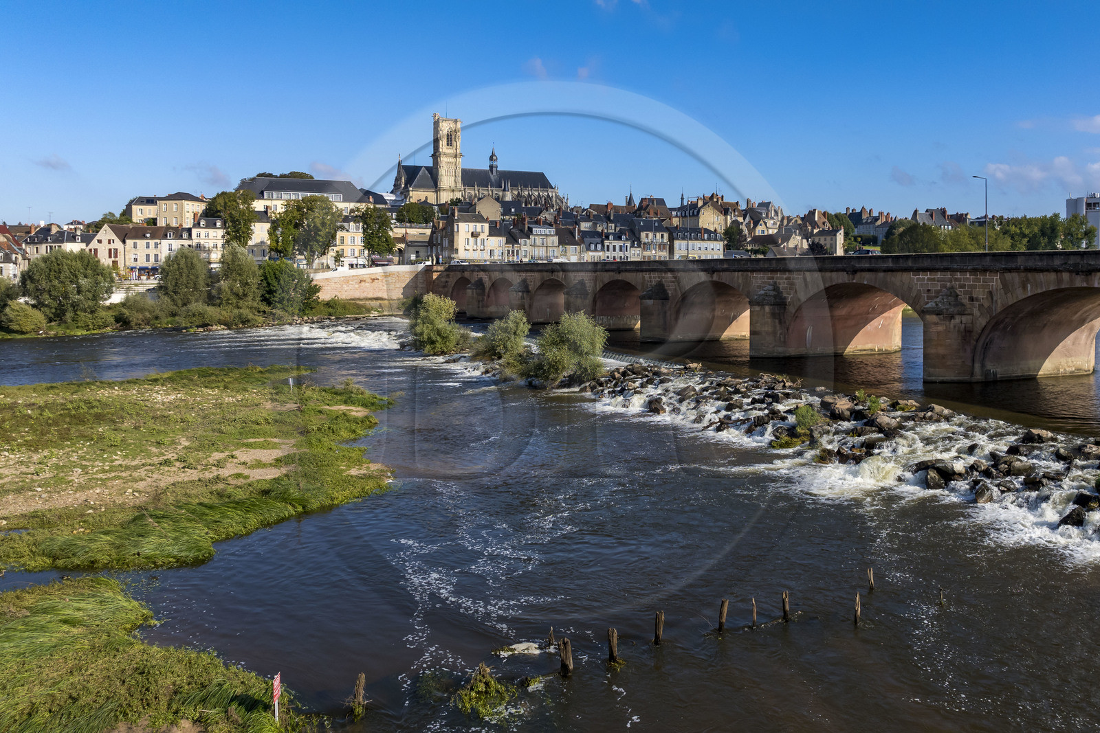 France, Nièvre (58), Nevers, la Loire en aval du Pont de la Loire et la cathédrale Saint-Cyr-et-Sainte-Julitte en arrière plan (vue aérienne)