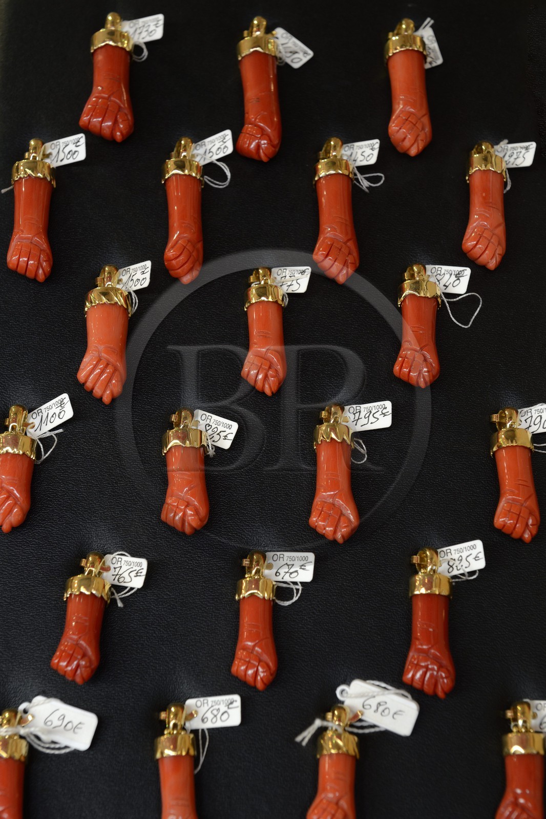 France, Corse-du-Sud (2A), Ajaccio, mains en corail pour conjurer le mauvais sort, dans la vitrine de la boutique La Maison du Corail rue Fesch