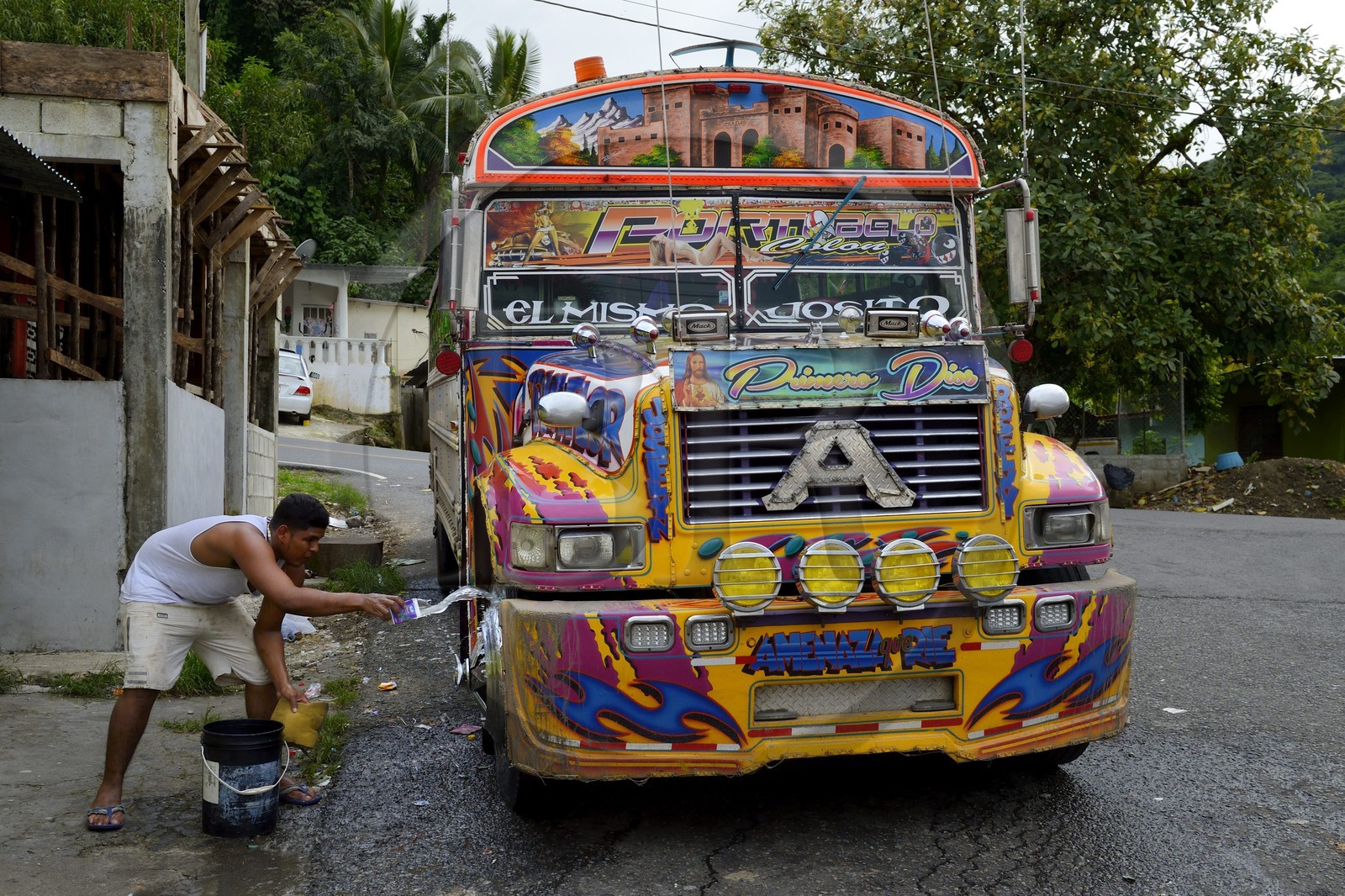 Panama,  province de Colon, Portobelo, bus appellés Diablo Rojo (Diable Rouge) recouverts de peintures criardes