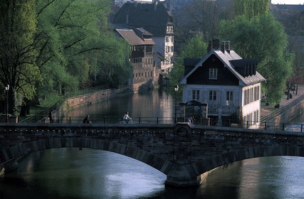 France, Bas-Rhin (67), Strasbourg, vieille ville classée au Patrimoine Mondial de l'UNESCO, un des trois ponts couverts qui enjambent les bras de l'Ill