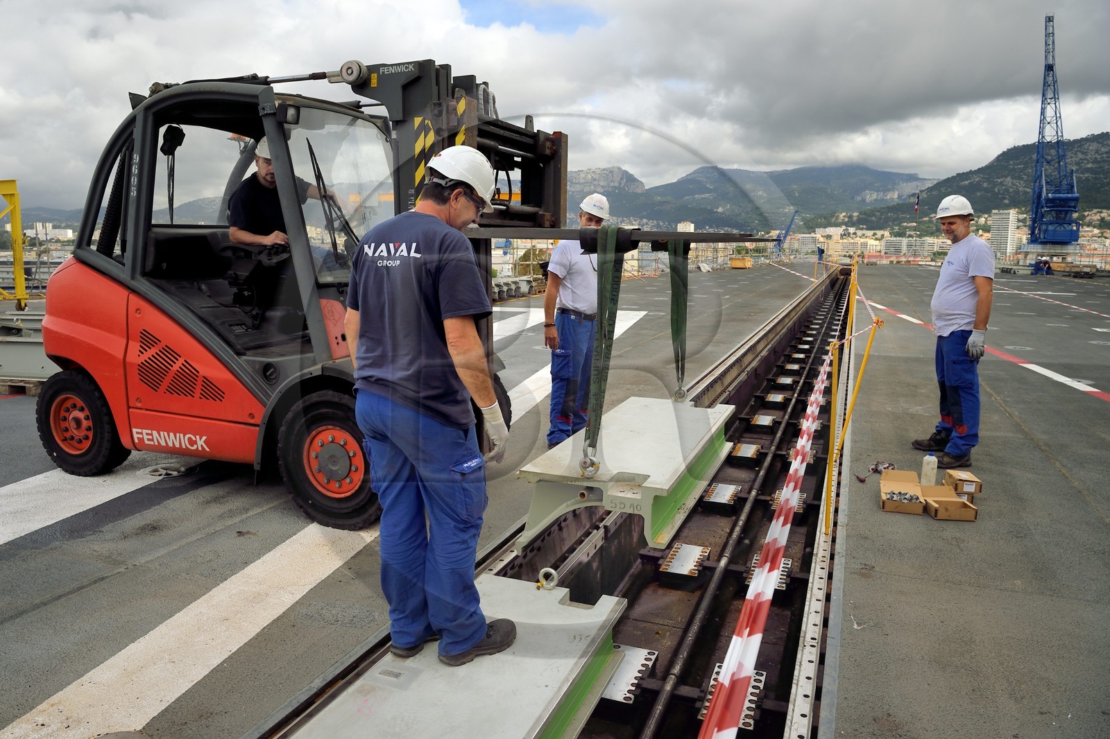 France, Var (83), Toulon, la base navale (Arsenal), le porte-avions à propulsion nucléaire Charles de Gaulle en rénovation de mi-vie, le pont d'envol, des ouvriers de l'entreprise Naval retirent les panneaux de fosse de la catapulte avant