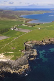 Royaume-Uni, Ecosse, Iles Orcades, champs et fermes parsemées sur le sud de l'Ile de Hoy devant Scapa Flow (vue aérienne)