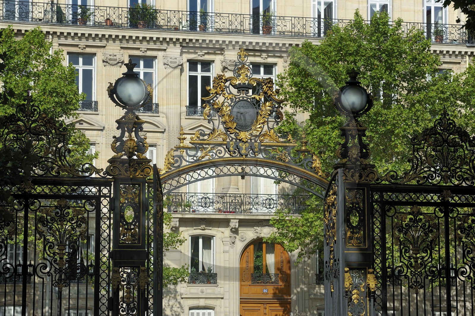 France, Paris (75), grille d'une des entrées du Parc Monceau et immeuble haussmannien de première classe au n° 84-88 boulevard Malesherbes en arriere plan