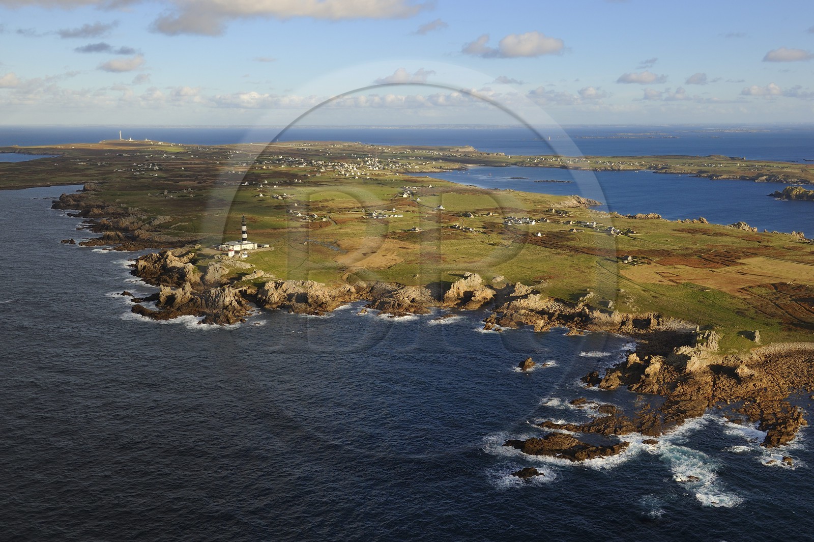 France, Finistère (29), parc naturel régional d'Armorique, mer d'Iroise, Ile d'Ouessant, réserve de Biosphère (UNESCO), phare du Creach et la côte ouest (vue aérienne)