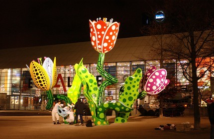 France, Nord (59), Lille, quartier Euralille, Esplanade François-Mitterrand, Les tulipes de Shangri-La, sculpture permanente de Yayoi Kusama
