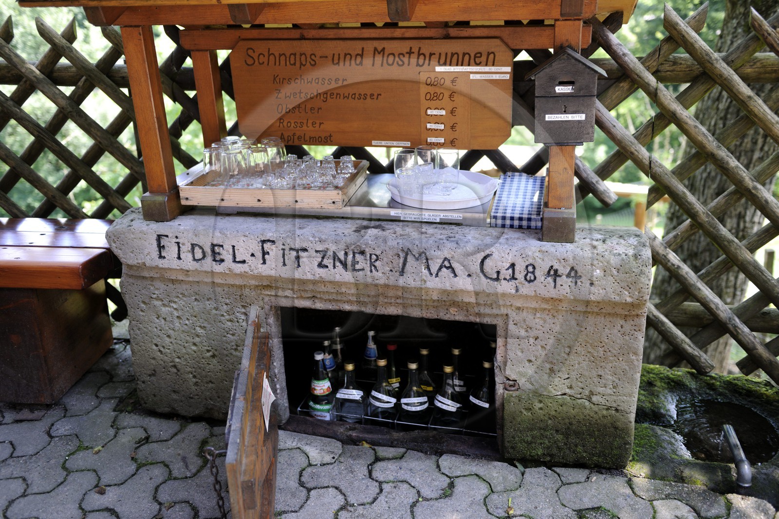 Allemagne, Forêt Noire, Schwartzwald, Bade-Würtemberg, Ottenhöffen, Schnapsbrunnen – fontaine à schnaps,  une eau-de-vie en self-service dans une fontaine