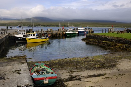 Royaume-Uni, Ecosse, Hébrides intérieures, Ile de Islay, bateau de pêche à Port Askaig et les montagnes de l'île de Jura en arrière plan