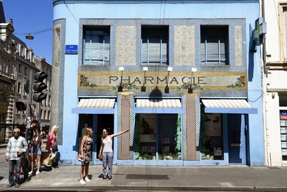 France, Meurthe-et-Moselle (54), Nancy, pharmacie du Point-Central décorée en style Ecole de Nancy et Art déco avec des mosaïques du céramiste parisien Antoine Ebel
