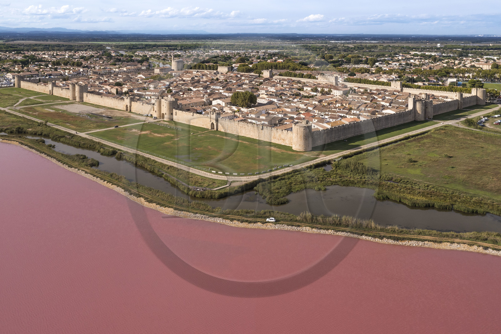 France, Gard (30), Aigues-Mortes, la ville médiévale entourée par ses remparts en bordure des marais salants (Salins du Midi) (vue aérienne)