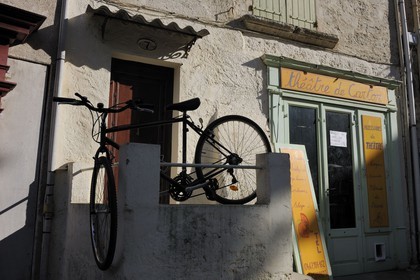 France, Hérault (34), Pézenas, vieille ville, le Théâtre de carton rue Montmorency de l'accessoiriste de théâtre Rosario Alarcon Sanchez