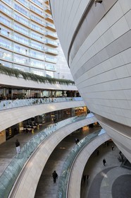 Turquie, Istanbul, le centre commercial Canyon (Kanyon Alişveriş Merkezi), une réalisation des cabinets d'architectes Jerde Partnership de Los Angeles et Tabanlioglu d'Istanbul