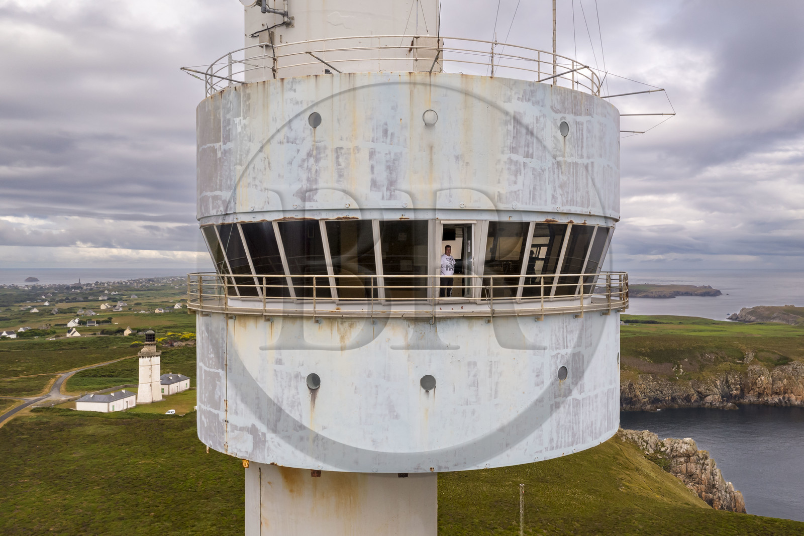 France, Finistère (29), Mer d'Iroise, Ile d'Ouessant, tour radar du Stiff de l'architecte Jean Prouvé (1982) qui surveille le rail de circulation maritime dans la Manche pour le Cross Corsen, Patrick Cornic, technicien du CROSS en poste depuis 2014, le phare du Stiff en arrière plan (vue aérienne)