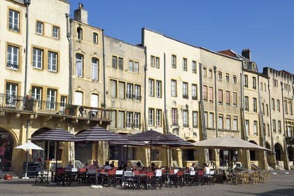 France, Moselle (57), Metz, maisons médiévales à arcades de la place Saint-Louis