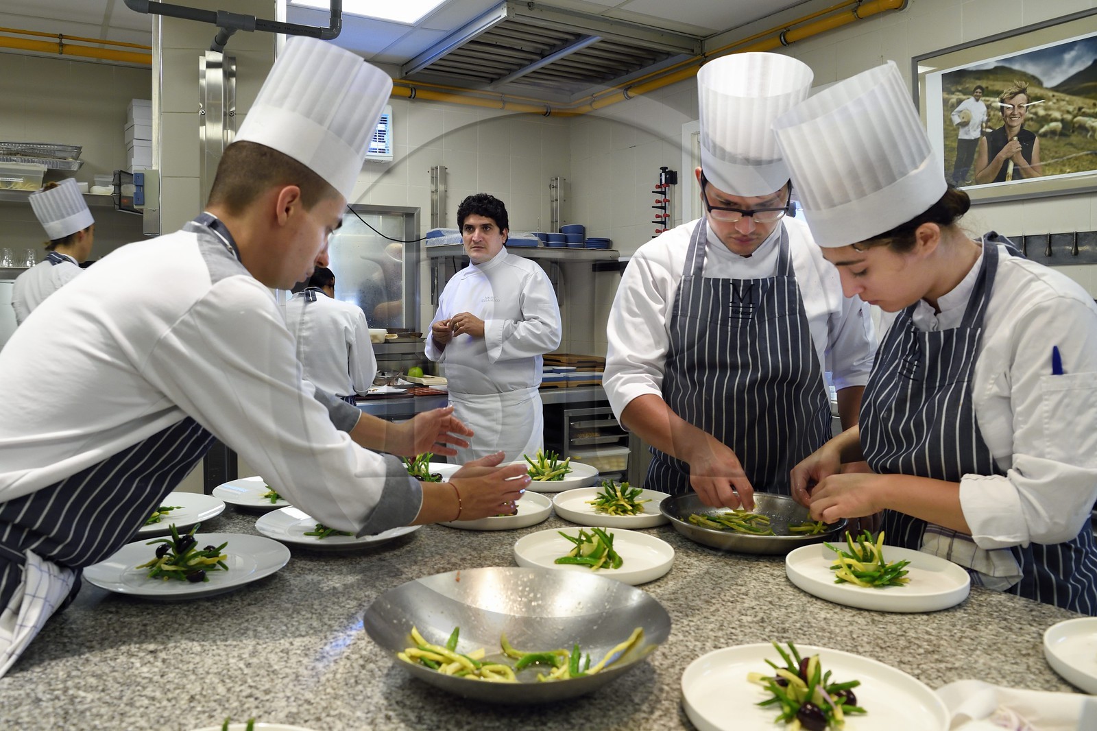 France, Alpes-Maritimes (06), Menton, Restaurant Le Mirazur, le Chef doublement étoilé Michelin Mauro Colagreco dans sa cuisine