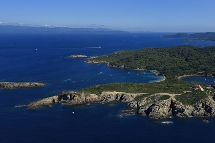 France, Var (83), Iles d'Hyères, parc national de Port Cros, Ile de Porquerolles, le Fort du Grand Langoustier au premier plan à droite (vue aérienne)
