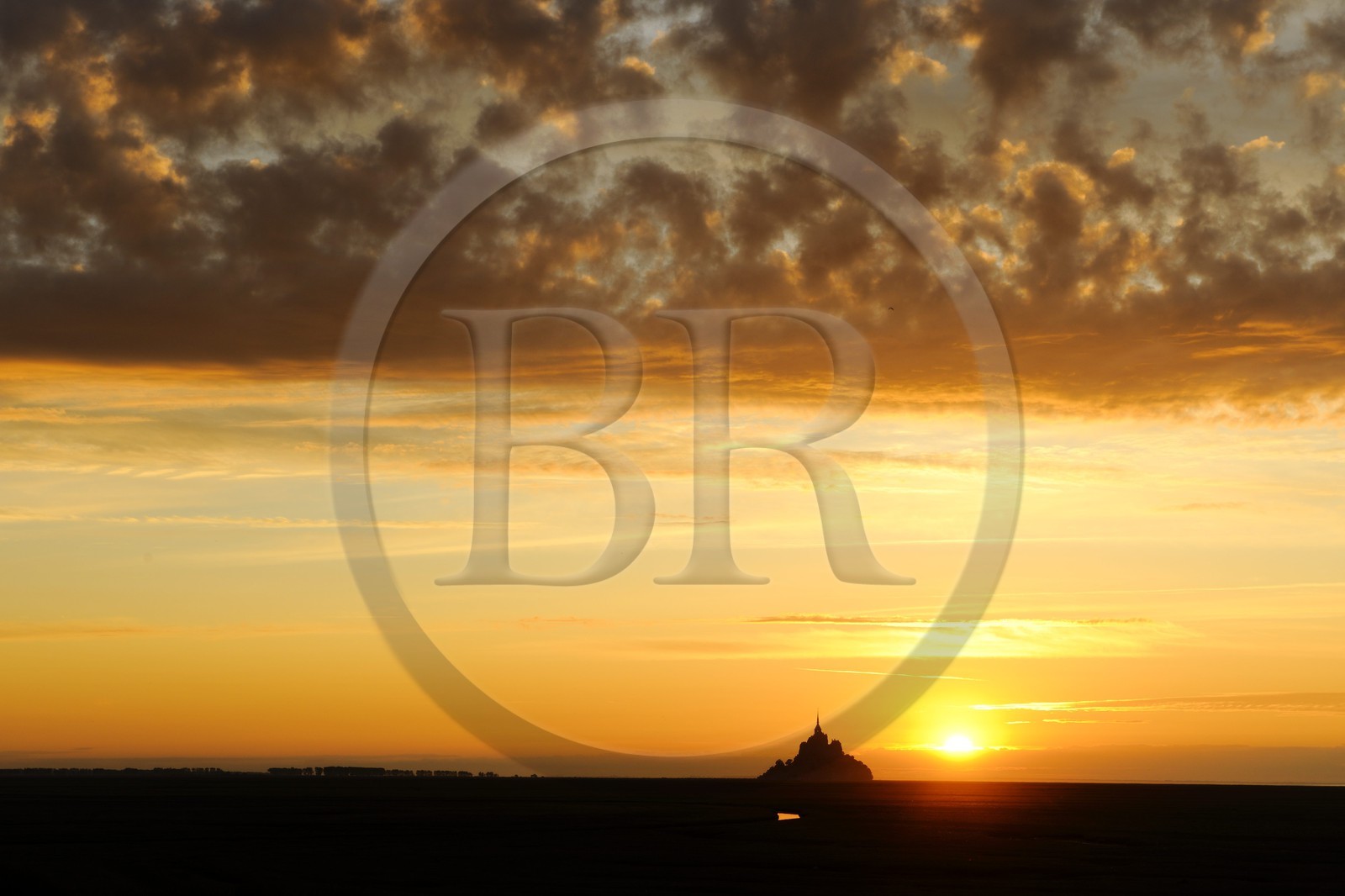 France, Manche (50), Baie du Mont-Saint-Michel, le Mont-Saint-Michel au coucher de soleil, classé Patrimoine Mondial de l'UNESCO