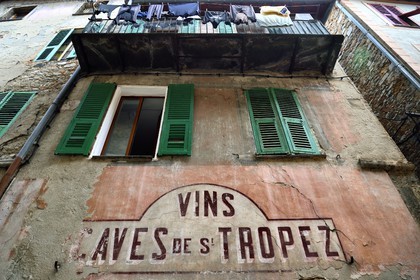 France, Alpes-Maritimes (06), vallée de la Bévéra, Sospel, linge séchant au balcon d'un ancien commerce de vin