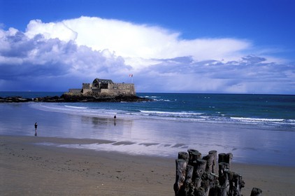 France, Ille-et-Vilaine (35), Saint-Malo, le fort hors-les-murs et la plage