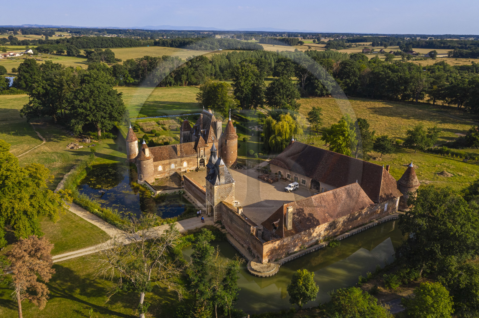 France, Allier (03), ancienne province du Bourbonnais, Chapeau, chateau de la Cour (XVe siècle à fin du XVIe siècle) et ses douves (vue aérienne)