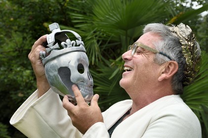 France, Finistère (29), Lannilis, Prat Ar Coum, l'artiste peintre Loic Madec dans son jardin