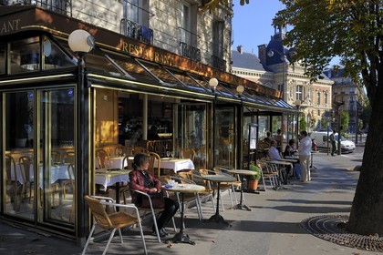 France, Paris (75), brasserie Le Napoleon III et la mairie du 19e arrondissement en arrière plan