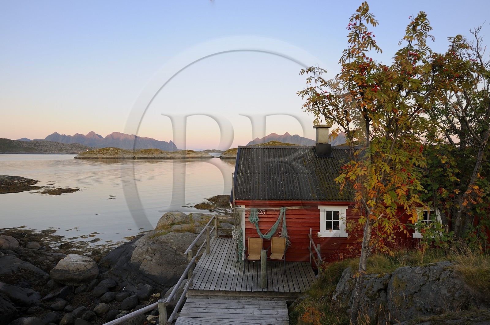 Norvège, Nordland, Iles Lofoten, Austvagoy, rorbuer (maison de pêcheurs) à Svolvaer