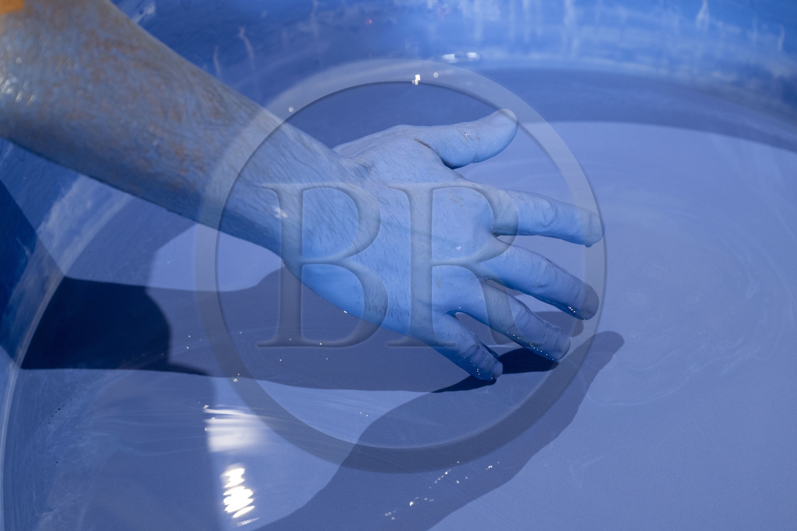 France, Nièvre (58), Nevers, Fayencerie d’art de Nevers, bain d'émail Bleu de Nevers teinté par le cobalt