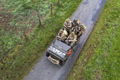 France, Eure (27), Sainte-Colombe-prés-Vernon, Allied Reconstitution Group (association de reconstitution historique de la 2éme Guerre Mondiale américain et Maquis), reconstitueurs en uniforme de la 101e division aéroportée US progressant en jeep Willys (vue aérienne)