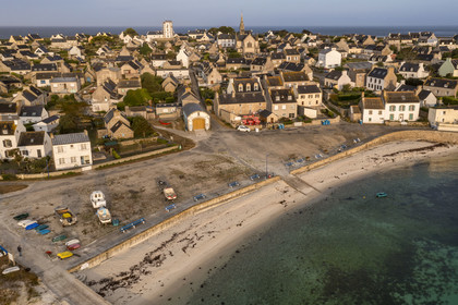 France, Finistère (29), Mer d'Iroise, archipel de Molène, Ile de Molène, la plage du port, l'abri de l’ancien canot de sauvetage à rames, le sémaphore et l'église Saint-Ronan au petit matin (vue aérienne)