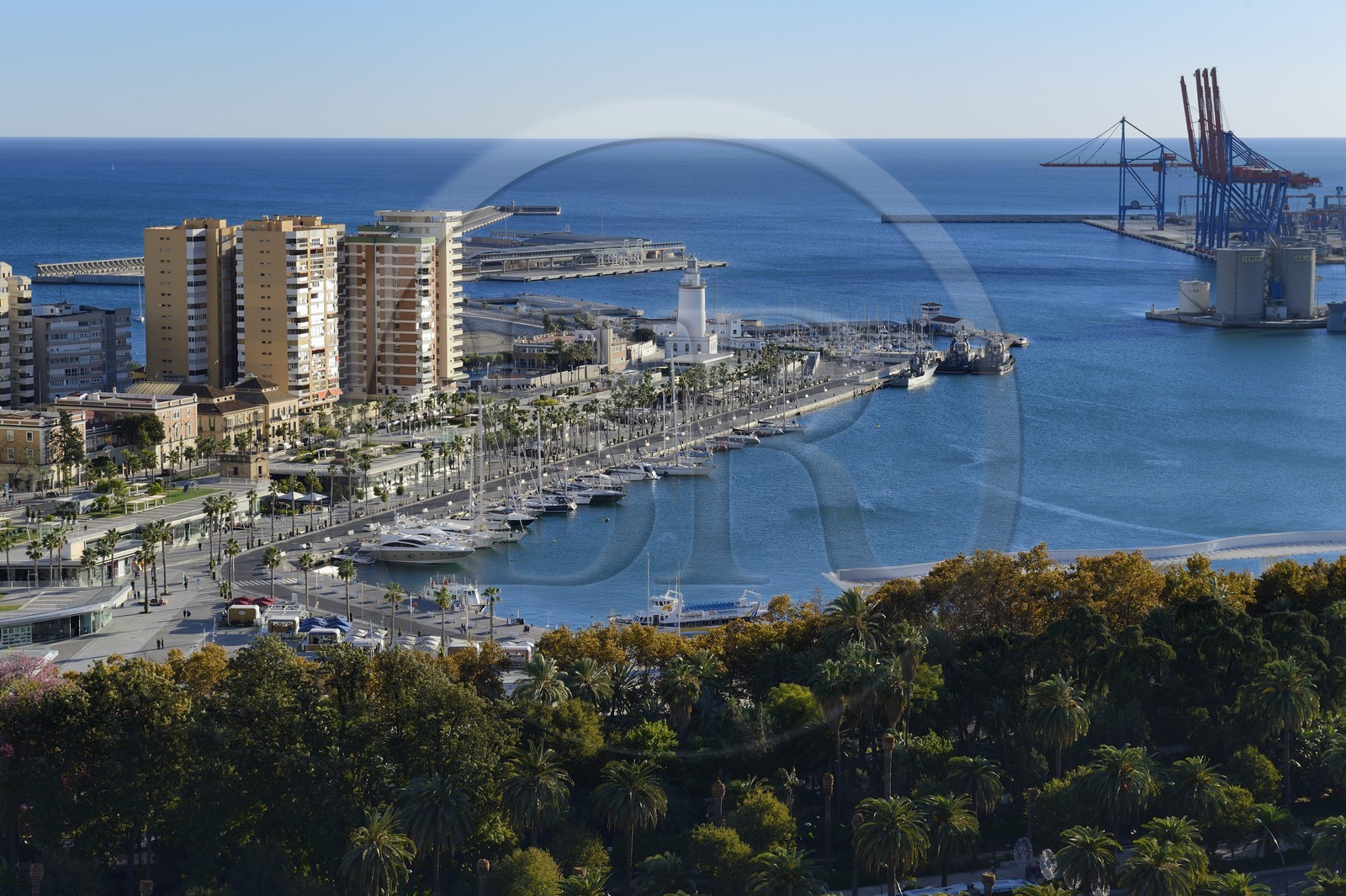 Espagne, Andalousie, Malaga, les grues du port et le phare