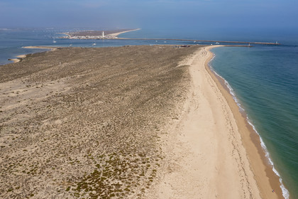 Portugal, Algarve, Parc naturel de la Ria Formosa, Faro, Ile de Barreta ou Deserta (Ilha da Barretta ou Deserta), le phare de Ilha do Farol sur Ilha da Culatra en arrière plan (vue aérienne)