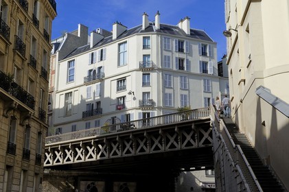 France, Paris (75), le pont de la rue du Rocher construit en 1868 par l'ingénieur Ernest Gouin et qui surplombe la rue de Madrid