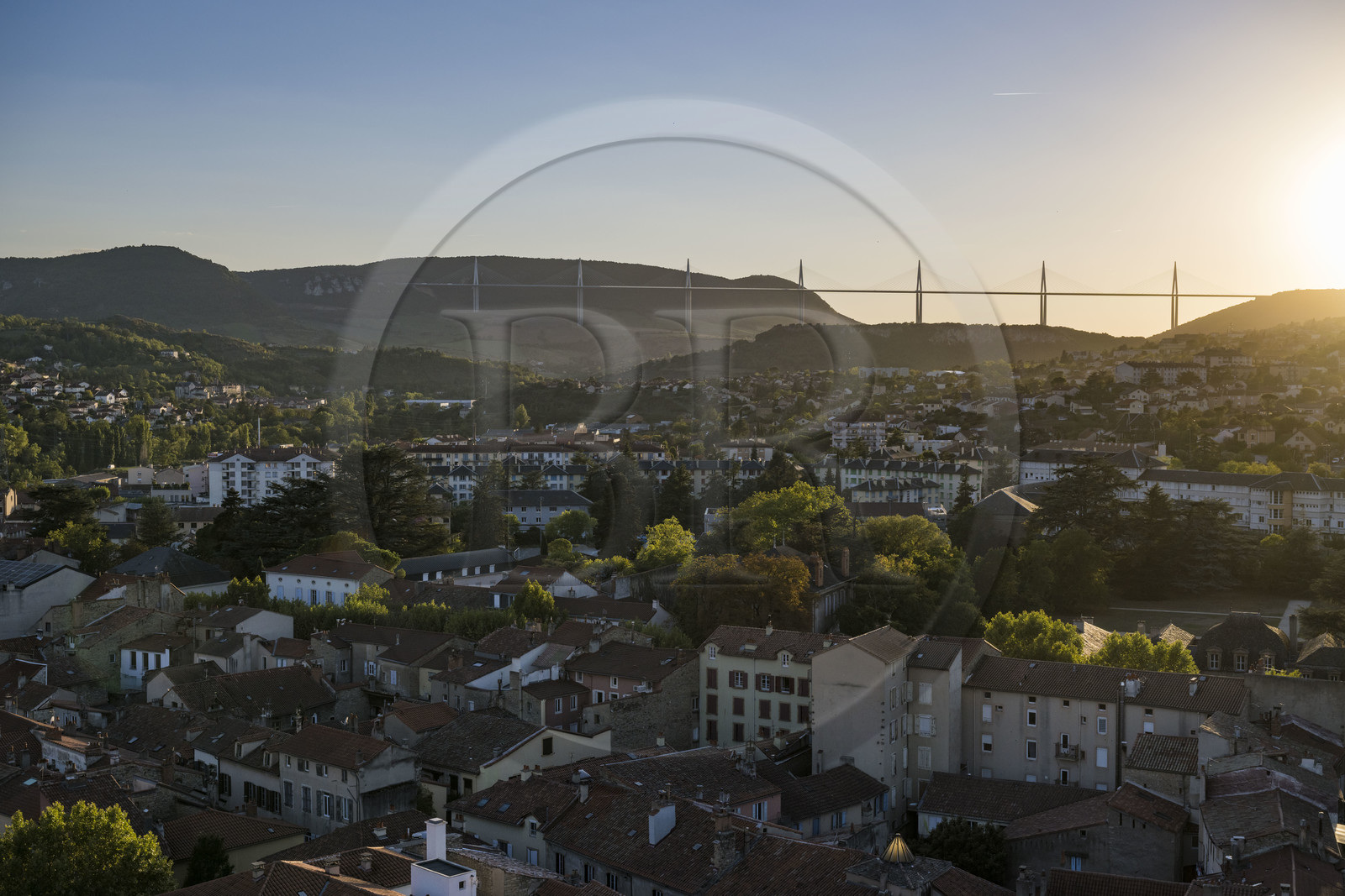 France, Aveyron (12), parc naturel régional des Grands Causses, la ville de Millau et le viaduc de Millau des architectes Michel Virlogeux et Norman Foster en arrière plan