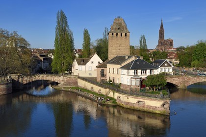 France, Bas Rhin (67), Strasbourg, vieille ville classée au Patrimoine Mondial de l'UNESCO, quartier de la Petite France, les Ponts Couverts et la cathédrale Notre Dame en arrière plan