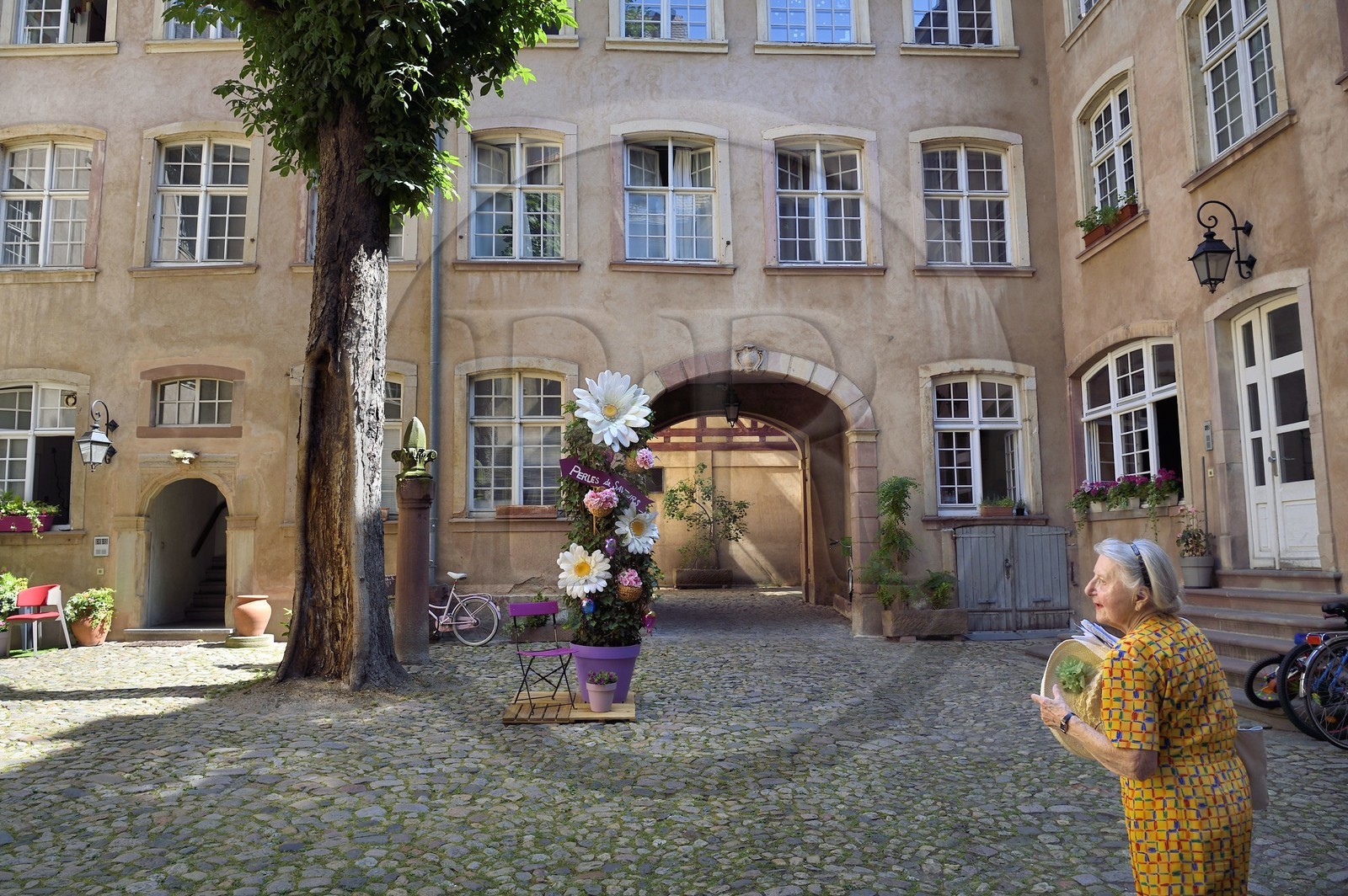 France, Bas-Rhin (67), Strasbourg, vieille ville classée au Patrimoine Mondial de l'UNESCO, Jeanne Loesch conteuse et chantre de l'alsacien nous fait découvrir l'ancien Hotel de Rathsamhausen (1587)