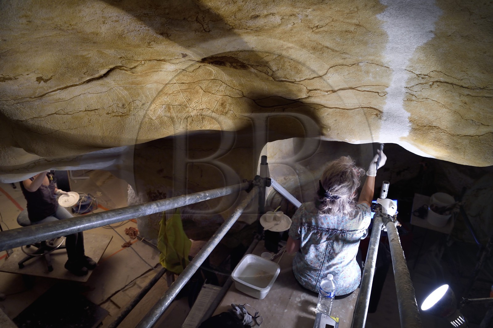France, Dordogne (24), Montignac, chantier du futur Centre International de l'Art pariétal de Montignac-Lascaux (Lascaux 4), l'abside de la grotte reconstituée par l’Atelier des Fac-Similés du Périgord (AFSP), réalisation des jointures des panneaux de surfaces ornées