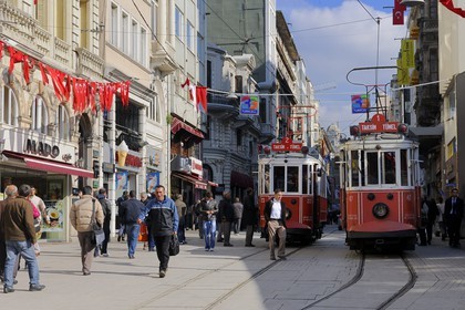 Turquie, Istanbul, quartier de Beyoglu, le vieux tramway dans la rue Istiklal Caddesi