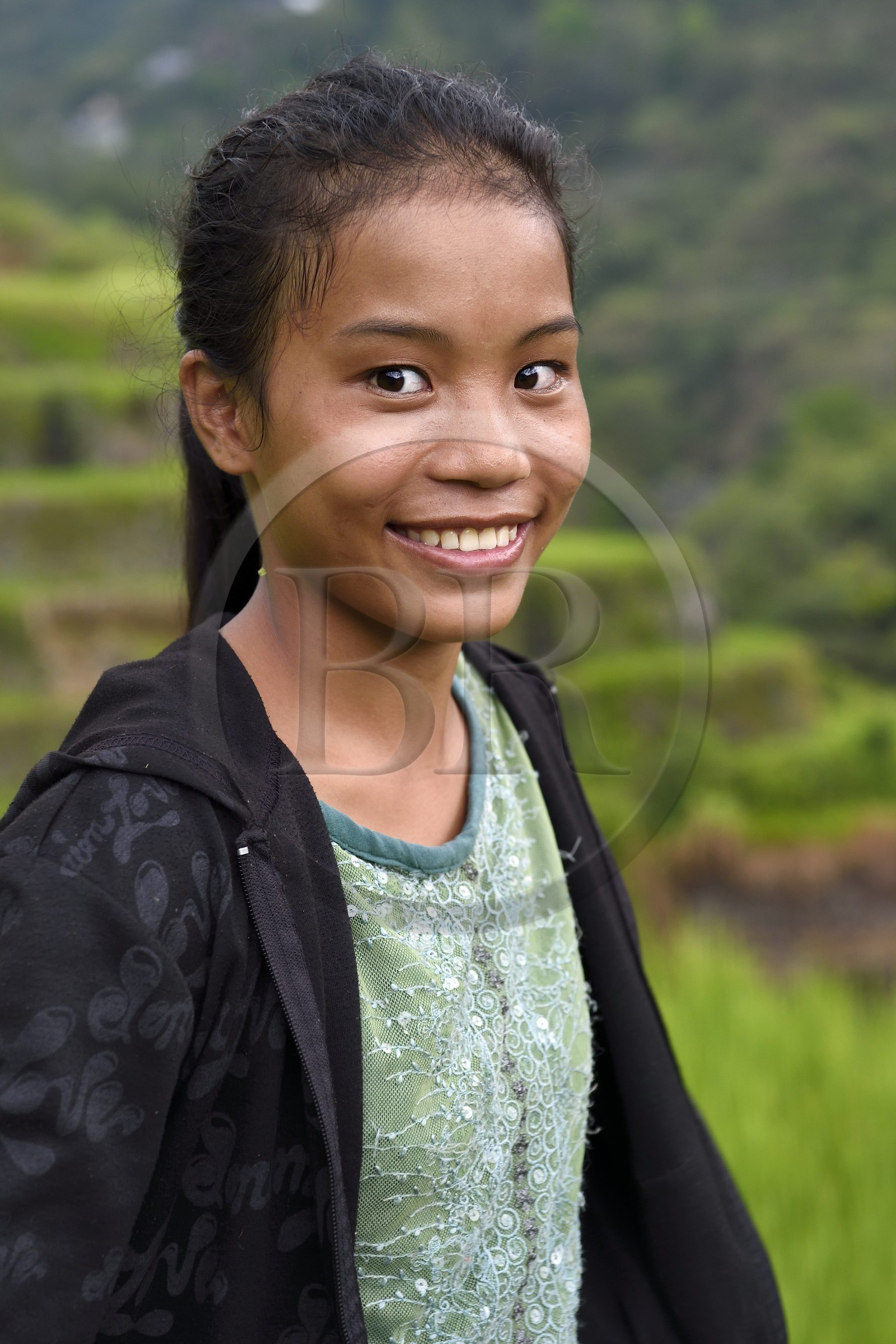 Philippines, Ifugao province, Banaue rice terraces around the village of Cambulo, listed as World Heritage by UNESCO, Shimah 16 working in the fields