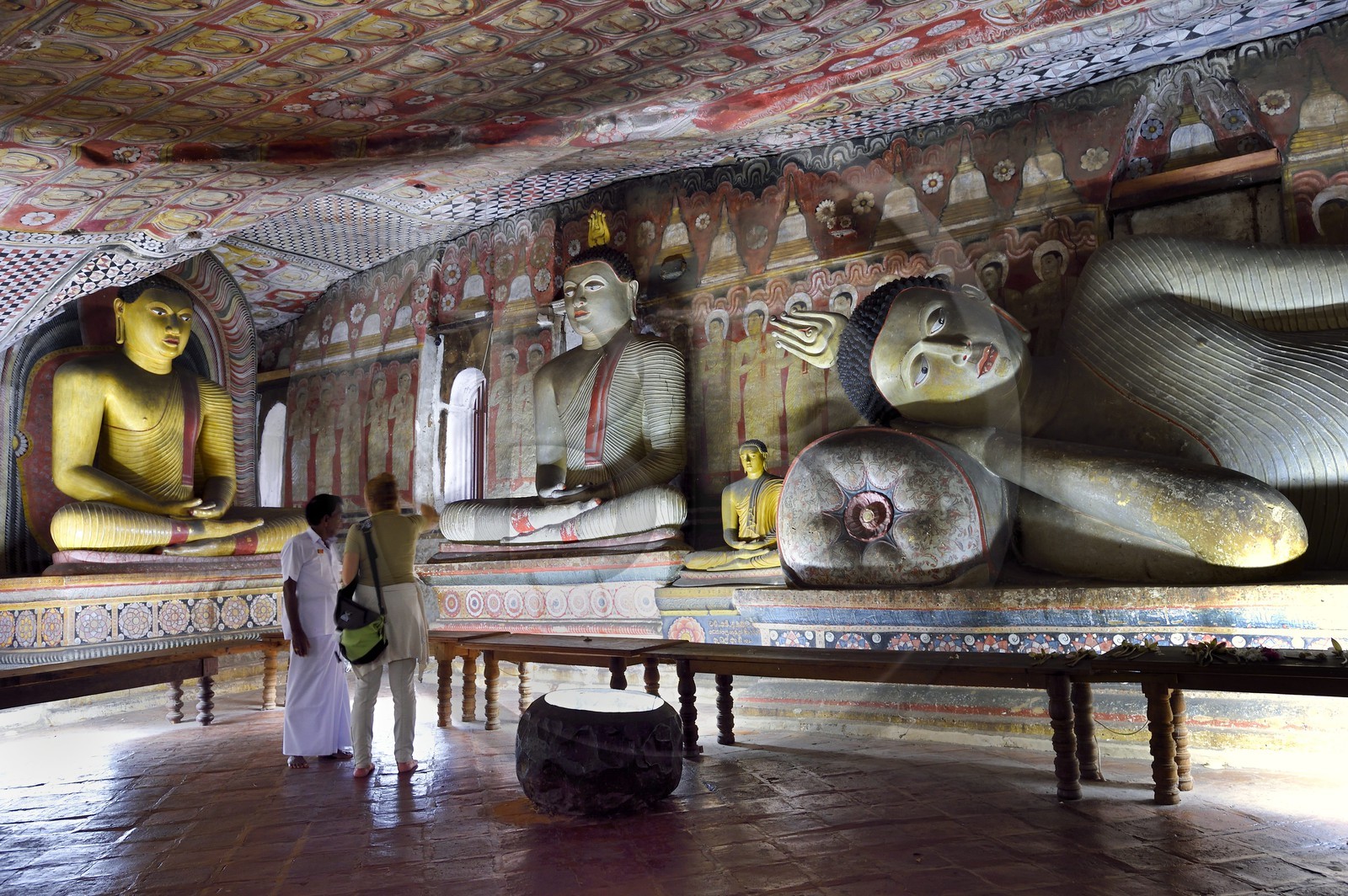 Sri Lanka, province du centre, district de Matale, Dambulla, Temple du Rocher Royal aussi appelé Ran Giri (Rocher doré) classé patrimoine mondial de l'UNESCO, la grotte n°2 Maharaja Viharaya est la plus vaste, Bouddha couché