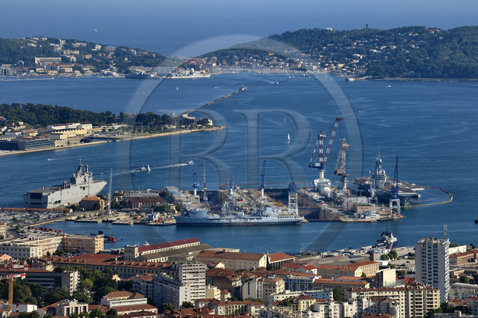 France, Var (83), Toulon, la rade et la base navale depuis le Mont Faron, cales sèches des Grands Bassins Vauban, la grande digue et la presqu'Ile de Saint-Mandrier en arrière plan