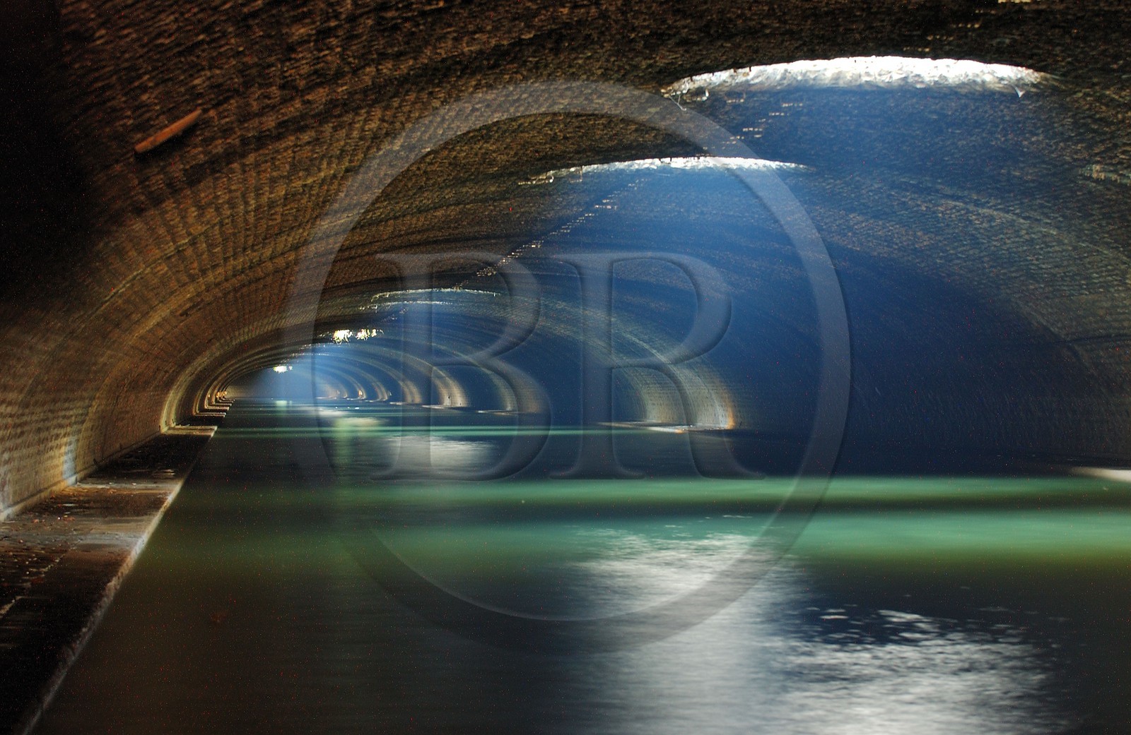 France, Paris (75), canal Saint-Martin, la partie souterraine sous le boulevard Richard Lenoir France, Paris (75), canal Saint-Martin, la partie souterraine sous le boulevard Richard Lenoir