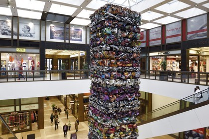 Allemagne, Berlin, Berlin-Mitte, Friedrichstrasse, centre commerciale du Quartier 205 conçu par Oswald Mathias Ungers avec une sculpture à base de débris d'automobiles de l'artiste américain John Chamberlain
