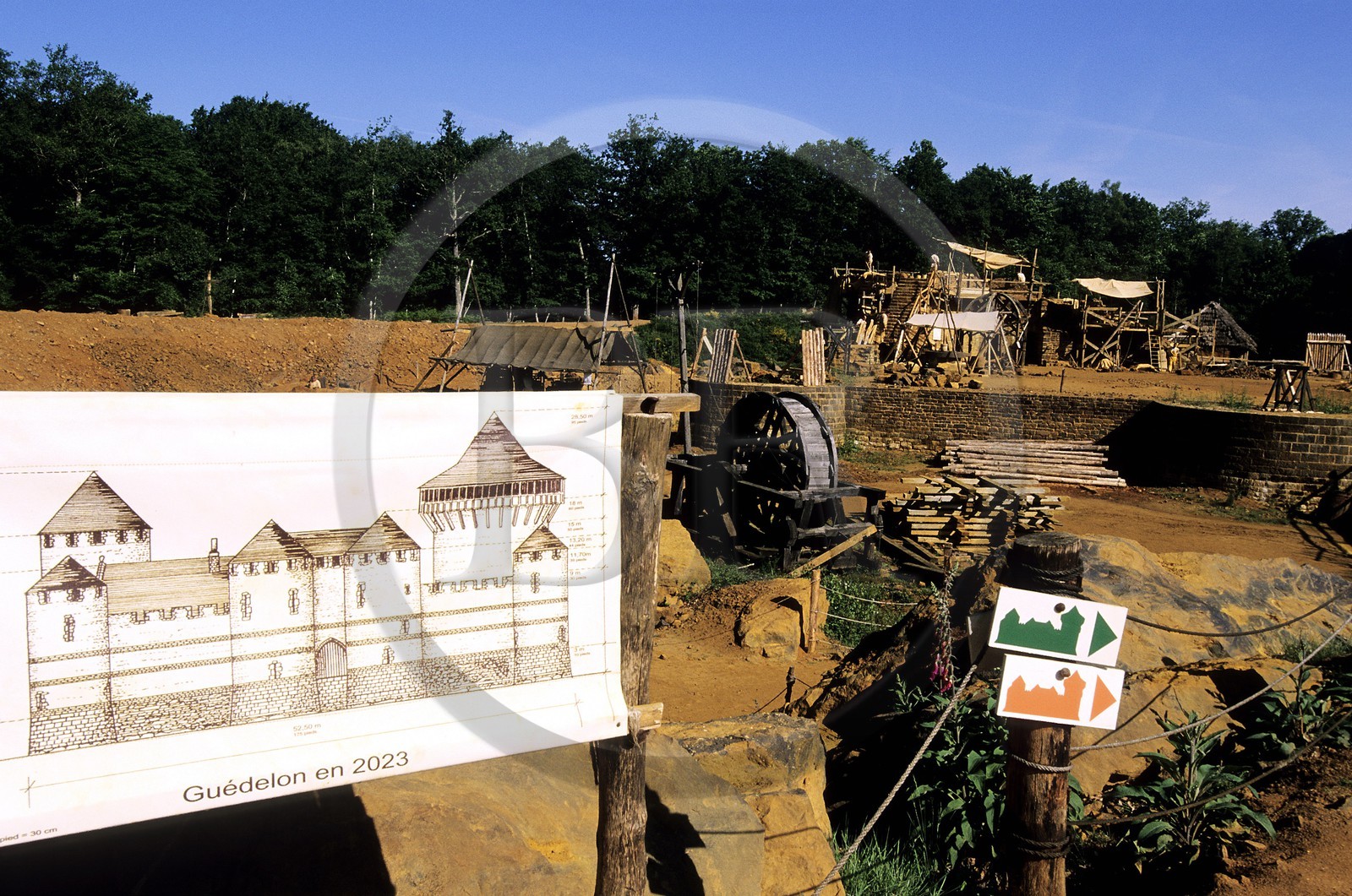 France, Yonne (89), Saint-Amand-en-Puisaye, construction du château fort de Guédelon