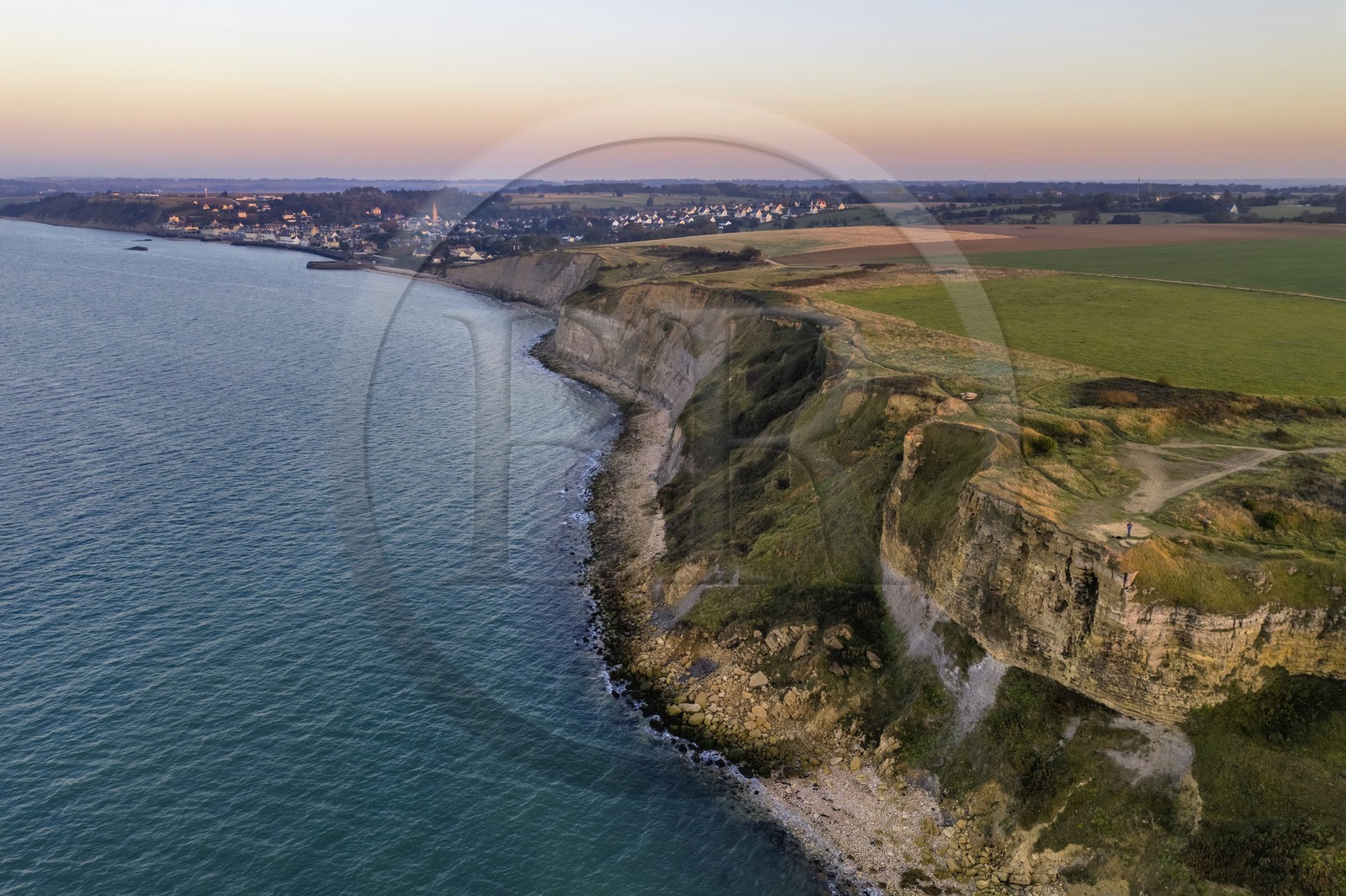 France, Calvados (14), Arromanches-les-Bains, falaises du cap Manvieux et Arromanches-les-Bains enarrière plan (vue aérienne)
