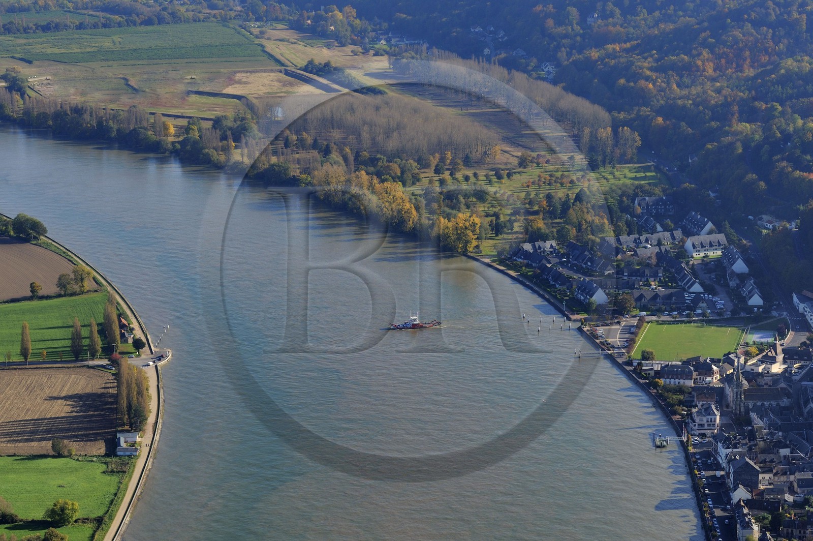 France, Seine-Maritime (76), le bac sur la Seine au village de La Bouille (vue aérienne)