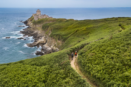 France, Côtes d'Armor (22), Grand Site de France Cap d'Erquy – Cap Fréhel, Plévenon, le Fort La Latte ou château de la Roche Goyon du XVème siècle (vue aérienne)