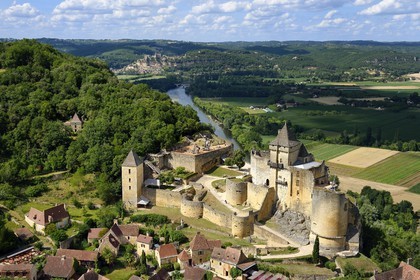 France, Dordogne (24), Périgord Noir, vallée de la Dordogne, Castelnaud-la-Chapelle labellisé Les Plus Beaux Villages de France, le château de Castelnaud-la-Chapelle sur un éperon rocheux au dessus de la rivière Dordogne (vue aérienne)