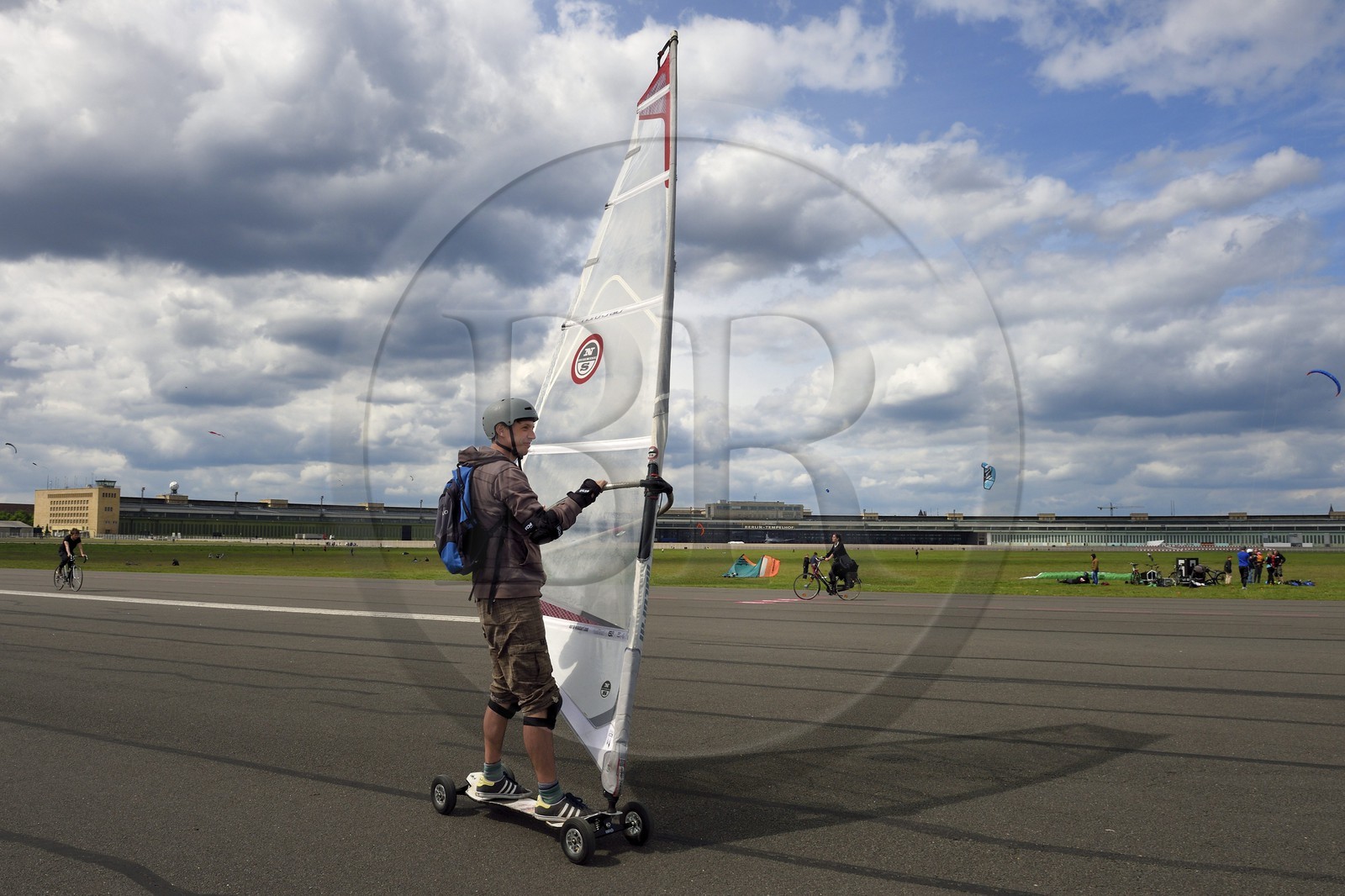 Allemagne, Berlin, ancien aéroport international de Berlin-Tempelhof reconverti en immense parc, un lieu de rencontre pour les kite surfeurs, kite boarders et Country Buggy kiter