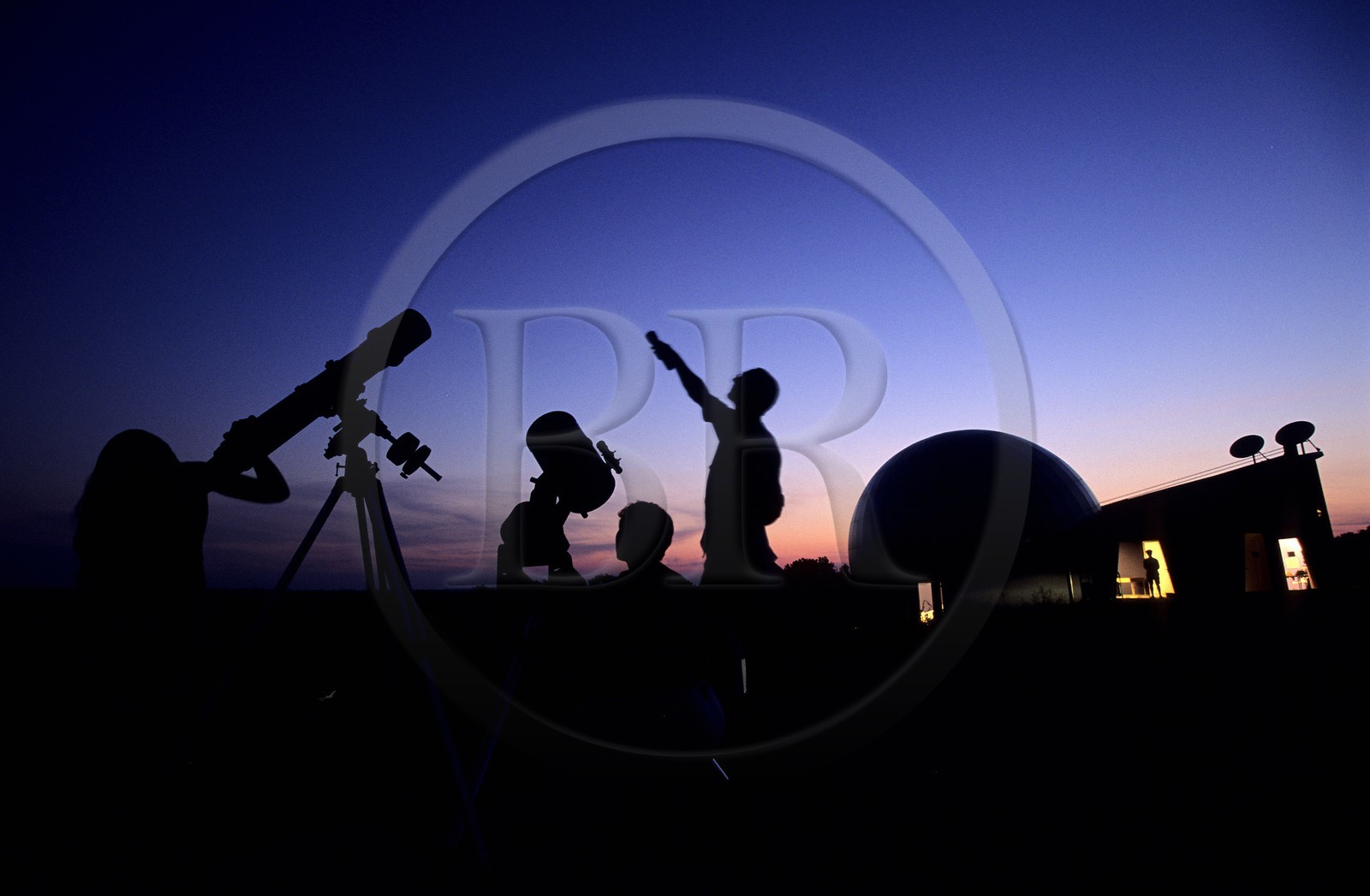 France, Gers (32), Fleurance, le hameau des étoiles, observation de la voûte céleste à la lunette devant le dôme